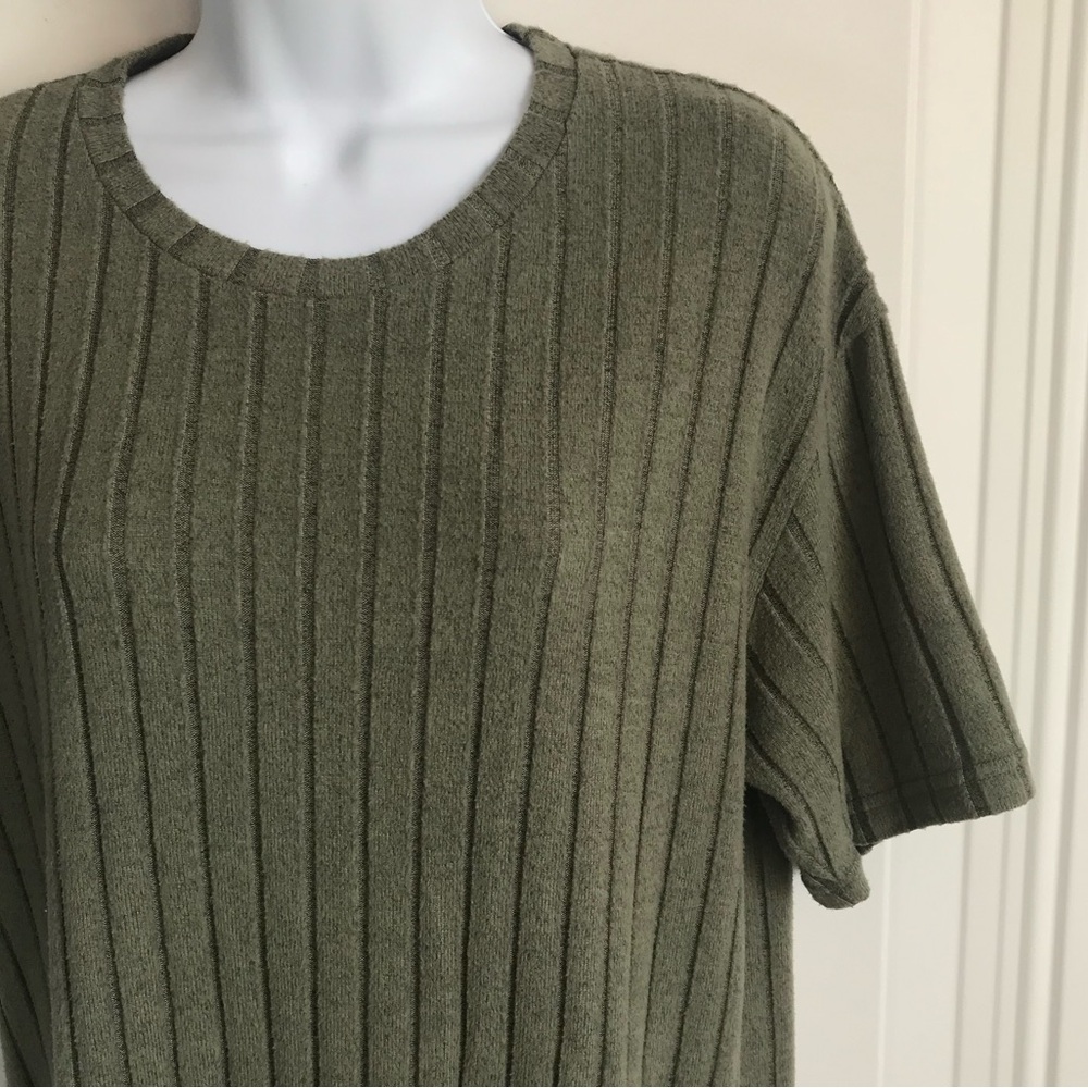 🔴 4/$15 Unbranded Women’s M Olive Green Ribbed Crewneck Short Sleeve Top in EUC - Picture 4 of 16
